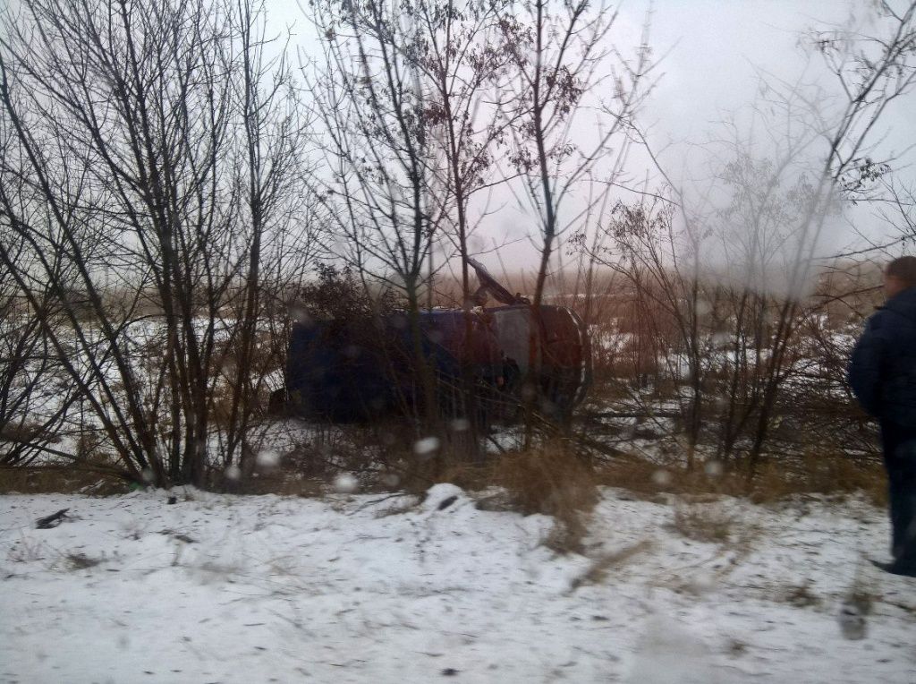На въезде в Бердянск со стороны Мариуполя микроавтобус свалился в кювет
