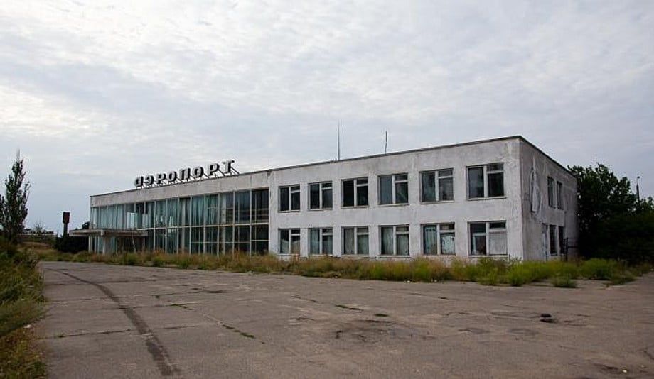 Ахметов хочет взять в аренду военный аэродром в Бердянске?