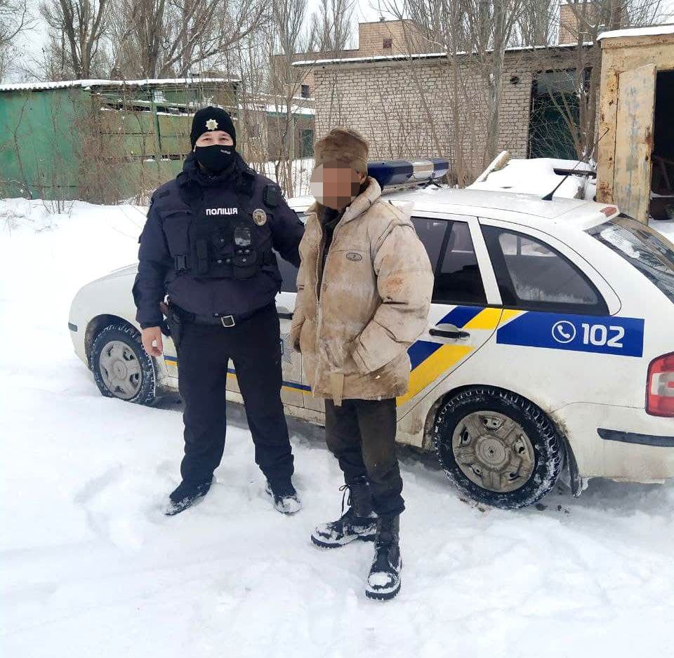 У Бердянську співробітники поліції затримали на території санаторію місцевого жителя з металевими дверима