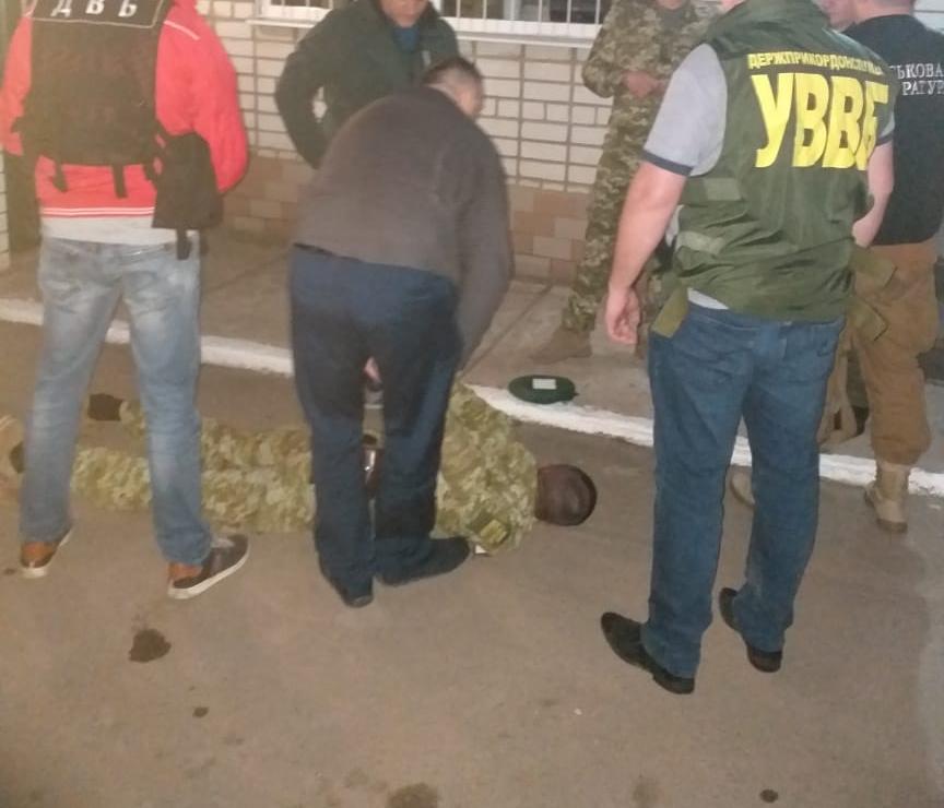 В Бердянську викрито прикордонника, який намагався розповсюдити наркотики серед співслужбовців