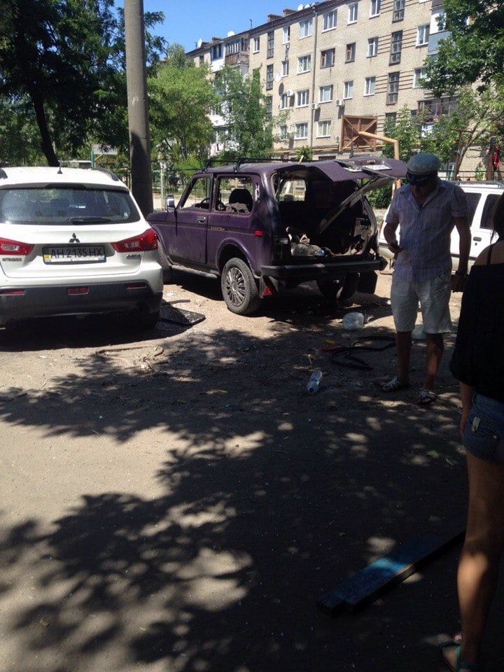В центре Бердянска из-за огнетушителя взорвался автомобиль "Нива" (фото)