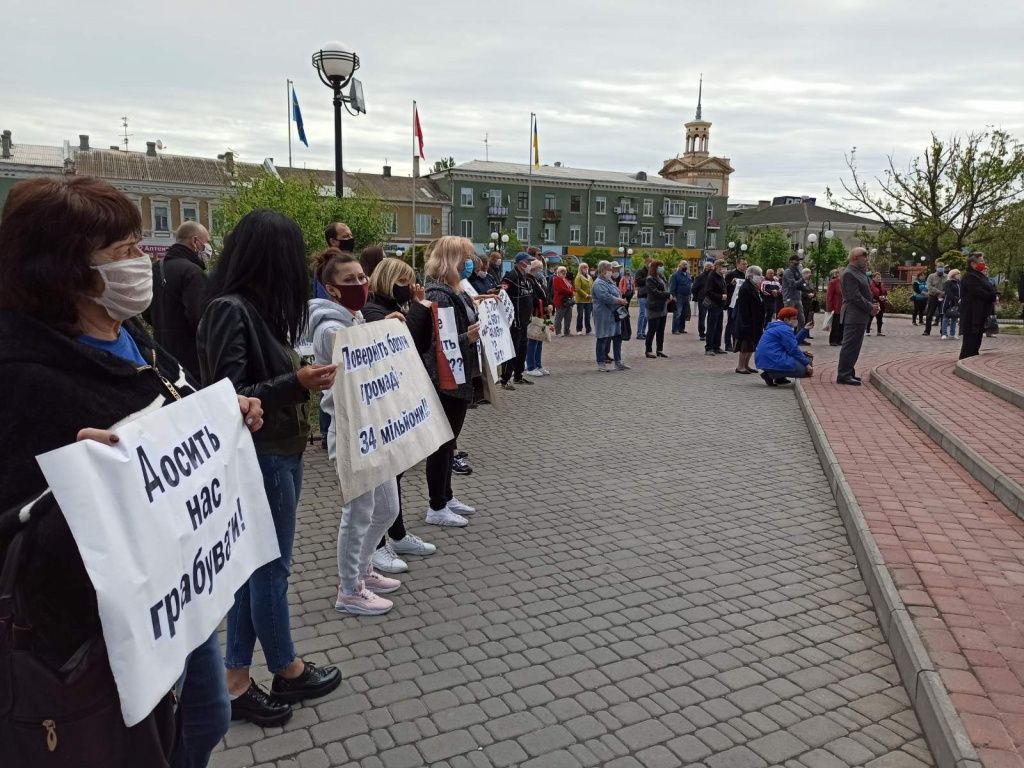 Народне обурення діями влади наростає! Жоден з чиновників не вийшов до людей, які зібрались під стінами мерії