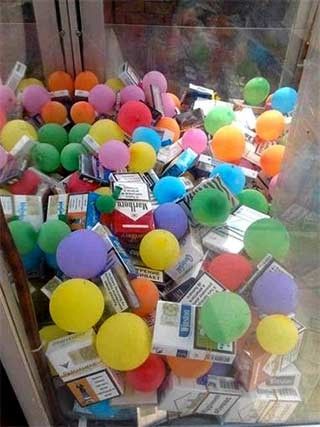 Суровые развлечения в Бердянске: вместо игрушек люди вытягивают из автомата сигареты