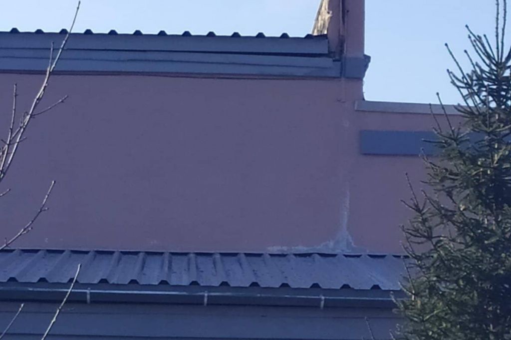 В клубе поселка Роза месяц назад отремонтировали крышу и часть фасада. У жителей есть претензии