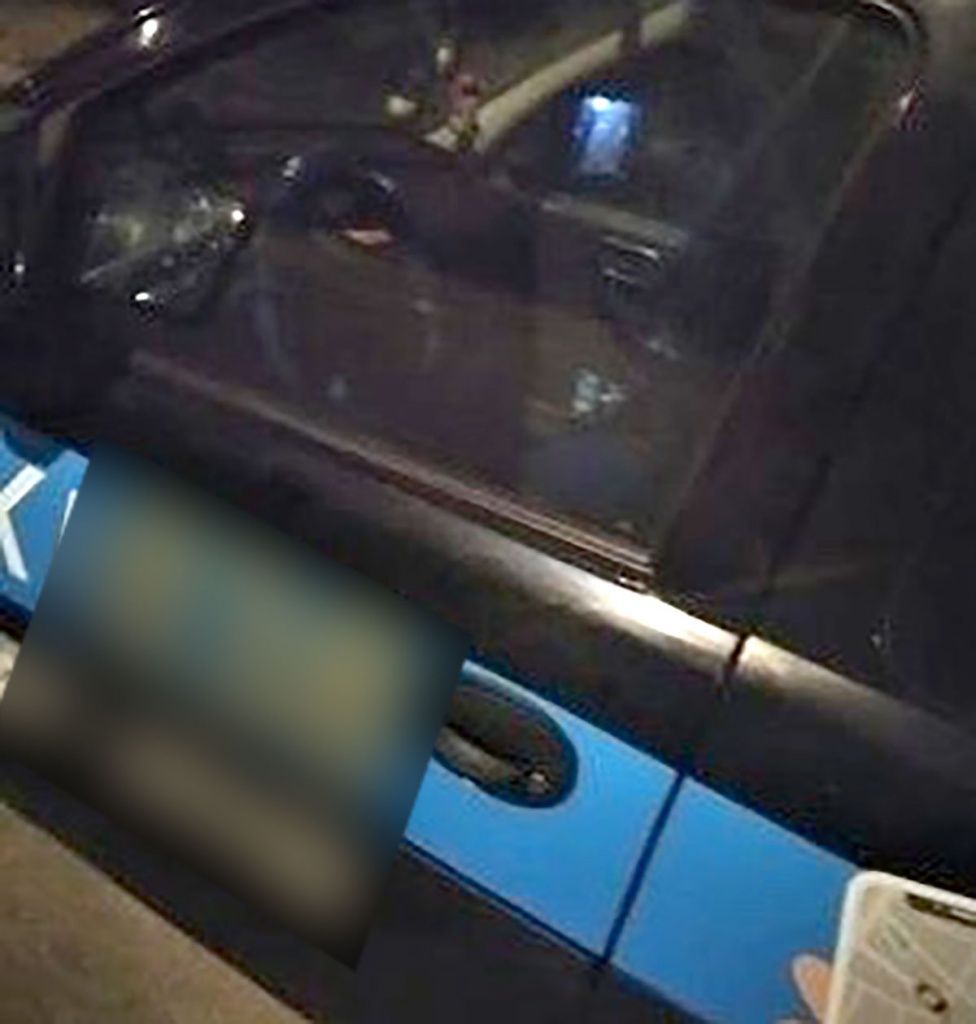 В Бердянске таксист вытолкнул из машины девушку. У пострадавшей сотрясение головного мозга.