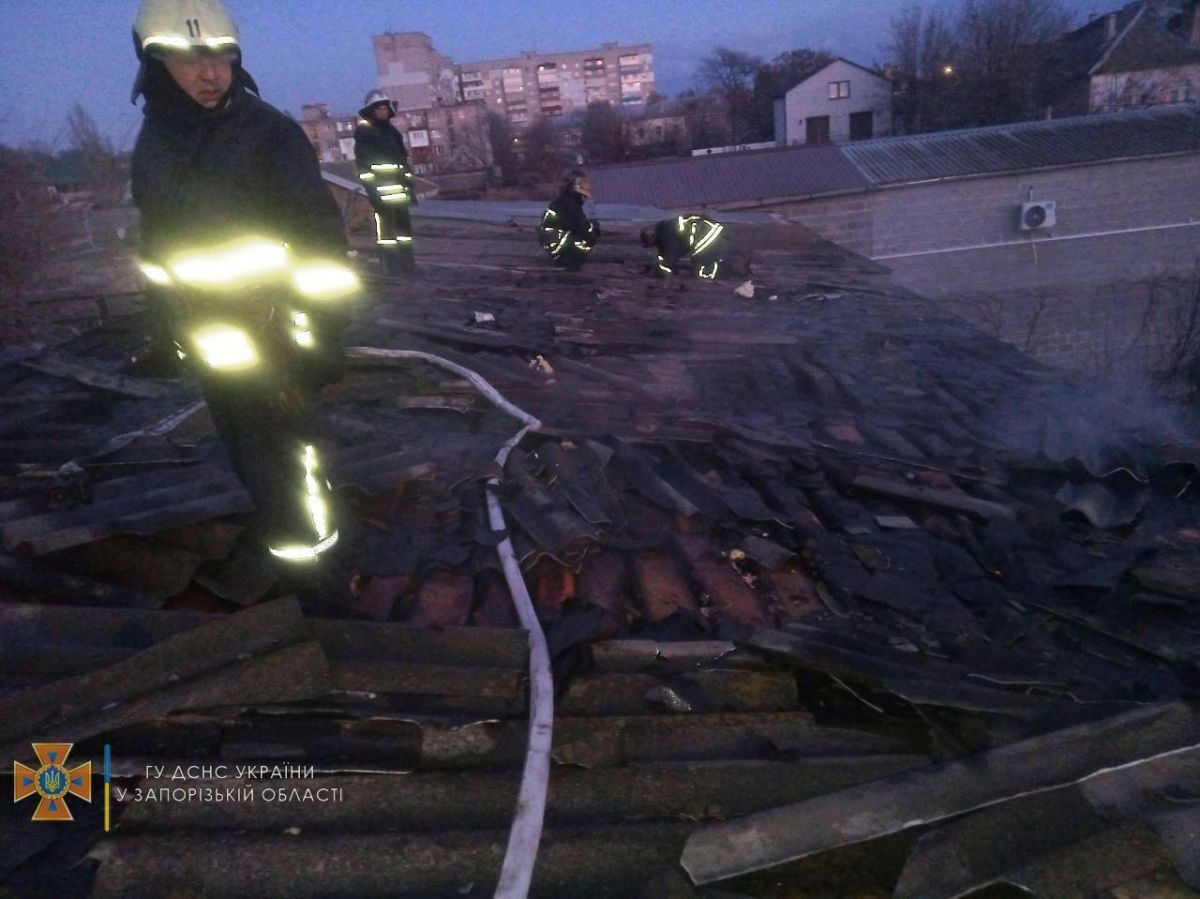 В Бердянську рятувальники ліквідували пожежу на даху будівлі