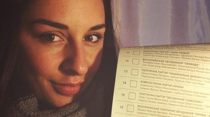 Украинцев просят воздержаться от селфи в кабинках для голосования