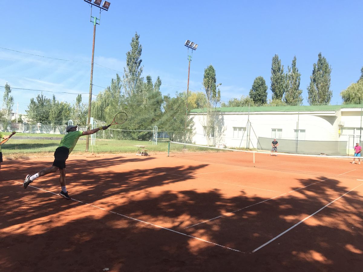 В Бердянске стартовал парный турнир по большому теннису