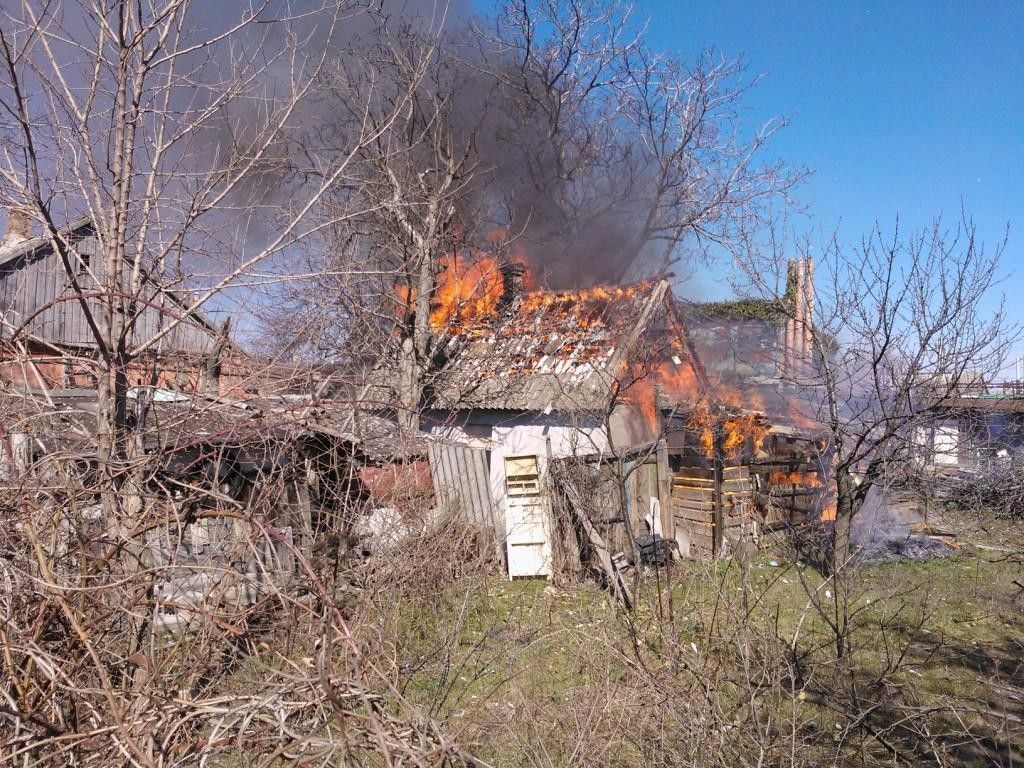 Жители Бердянска едва не сожгли дом, утилизируя мусор. Фото. Видео