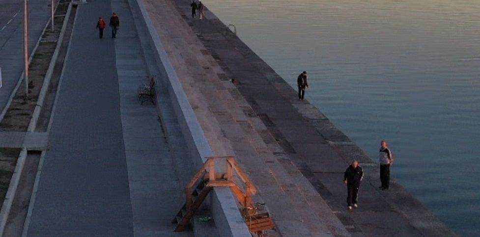 На дамбі Слобідки демонтують сходинки в море. Ініціатива Володимира Чепурного