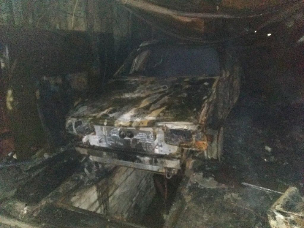 В Бердянську згорів гараж з автомобілем всередині