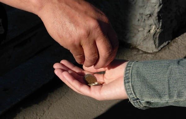 Взять в долг у частного лица – у этого есть свои плюсы
