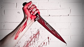 кровавый нож в руке
