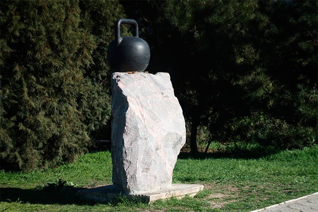 Памятник гире