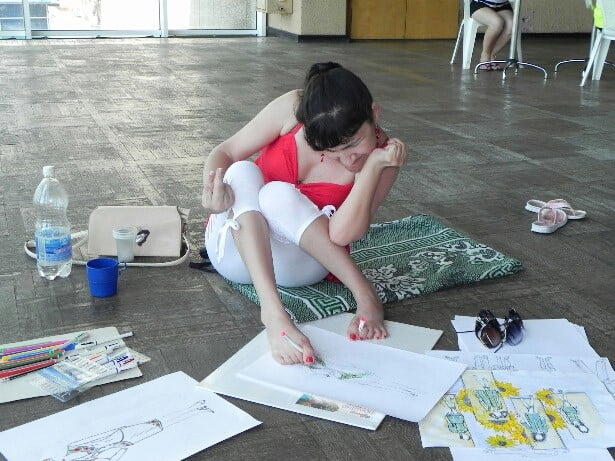девушка рисует ногами