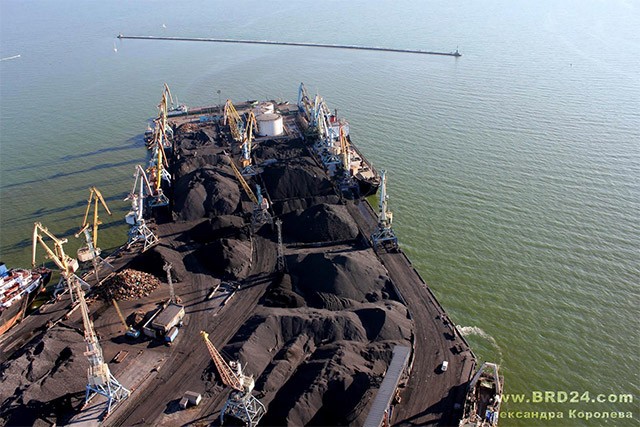 Порт и горы угля
