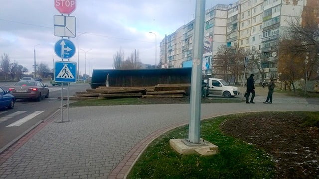 Фура перевернулась в Бердянске на Мелитопольском шоссе
