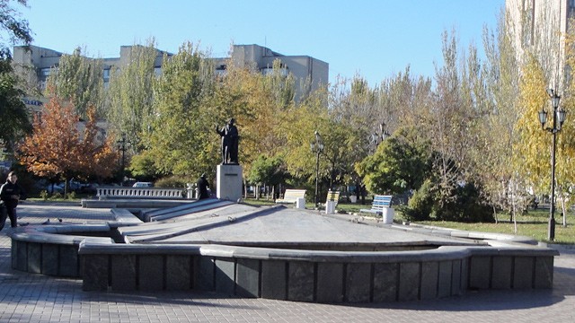 вандалы на Приморской площади в Бердянске