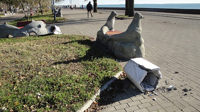 вандалы на Приморской площади в Бердянске