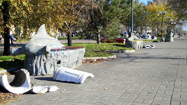 вандалы на Приморской площади в Бердянске