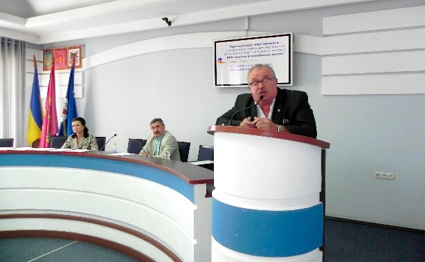 Председатель комитета микрорайона «Нагорная часть города» Юрий Лаер презентует проекты своего комитета.
