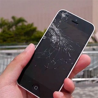iPhone с разбитым стеклом