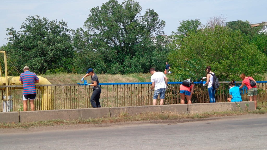 Покрасили перила на мосту в Бердянске