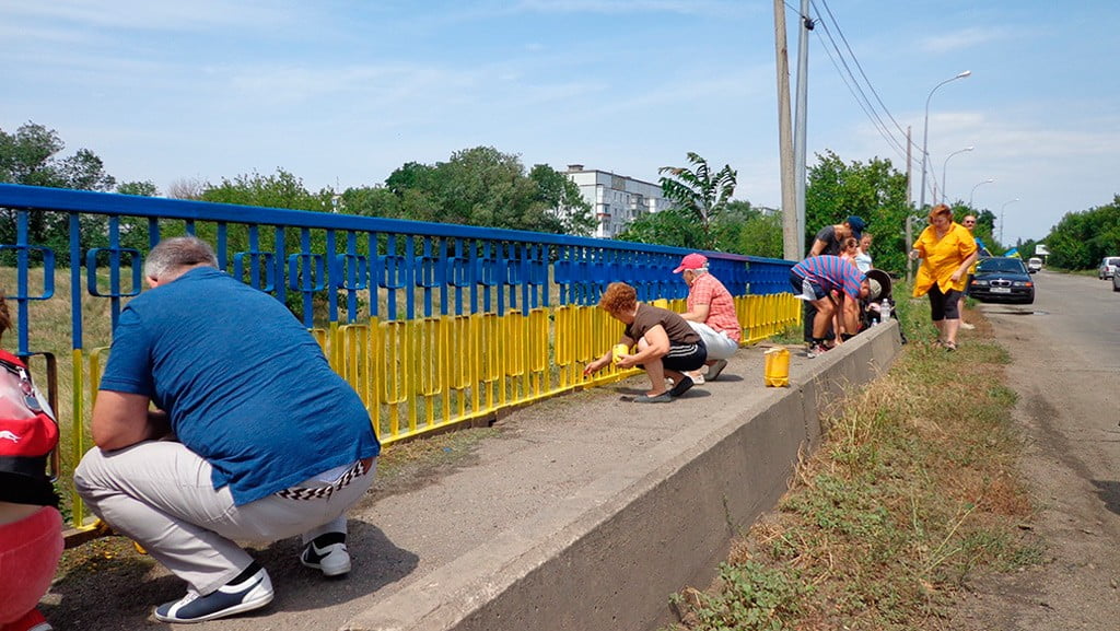 Покрасили перила на мосту в Бердянске