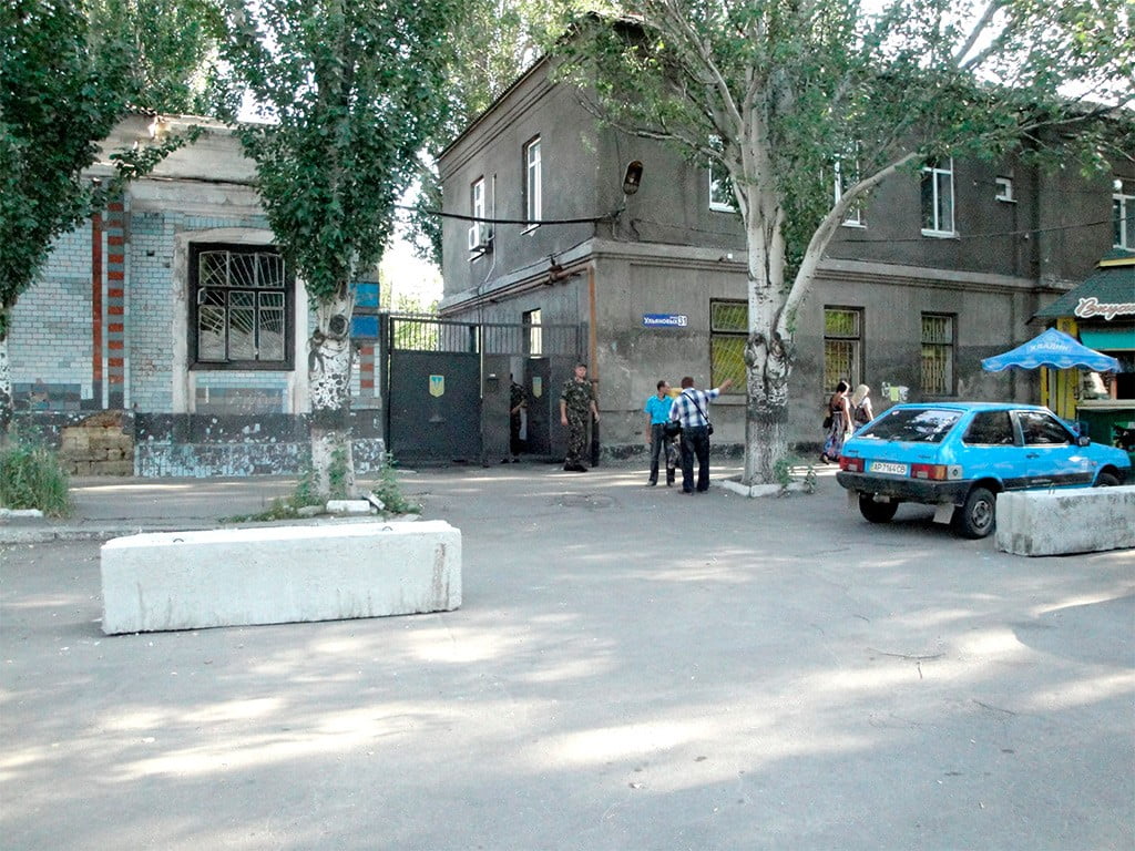Бетонные блоки возле военкомата в Бердянске