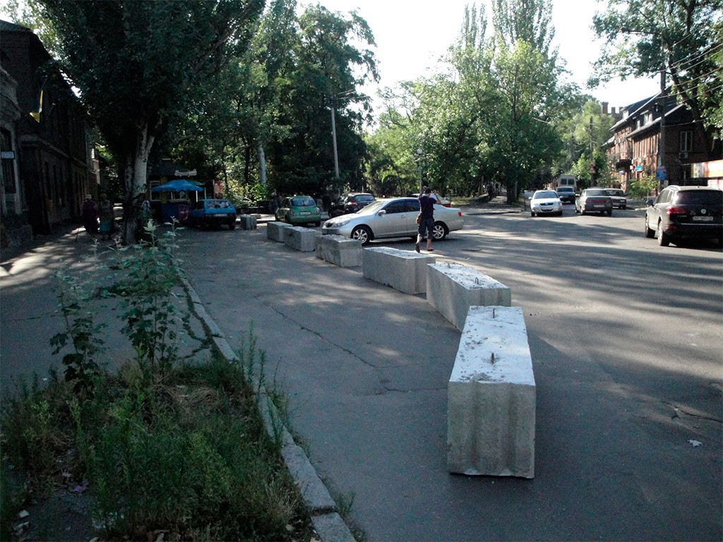 Бетонные блоки возле военкомата в Бердянске