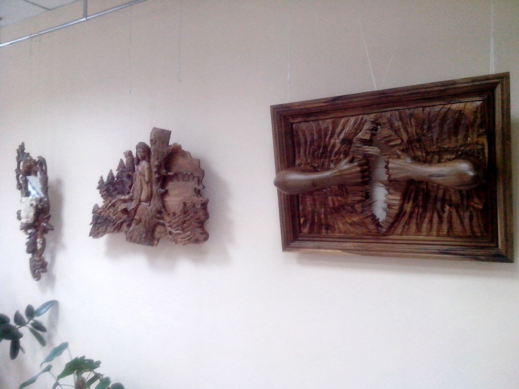 деревянная выставка