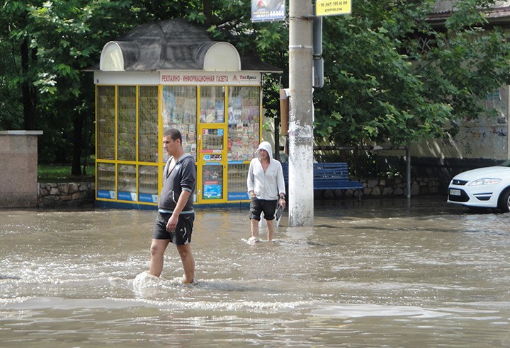 На фото парни в поисках номеров