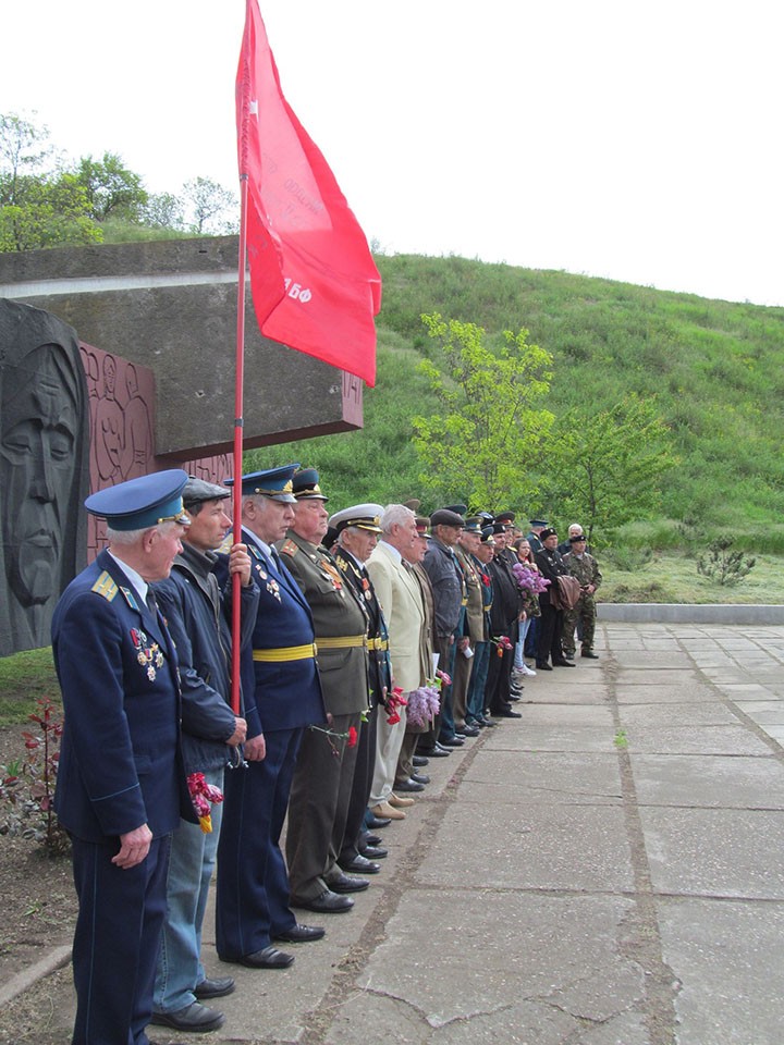 Возложение цветов к мемориалу Вечный огонь в Бердянске 2014