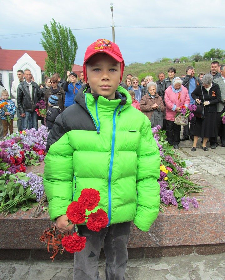 Возложение цветов к мемориалу Вечный огонь в Бердянске 2014