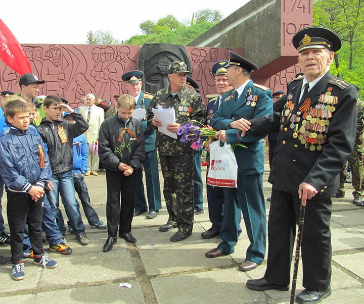 Возложение цветов к мемориалу Вечный огонь в Бердянске 2014