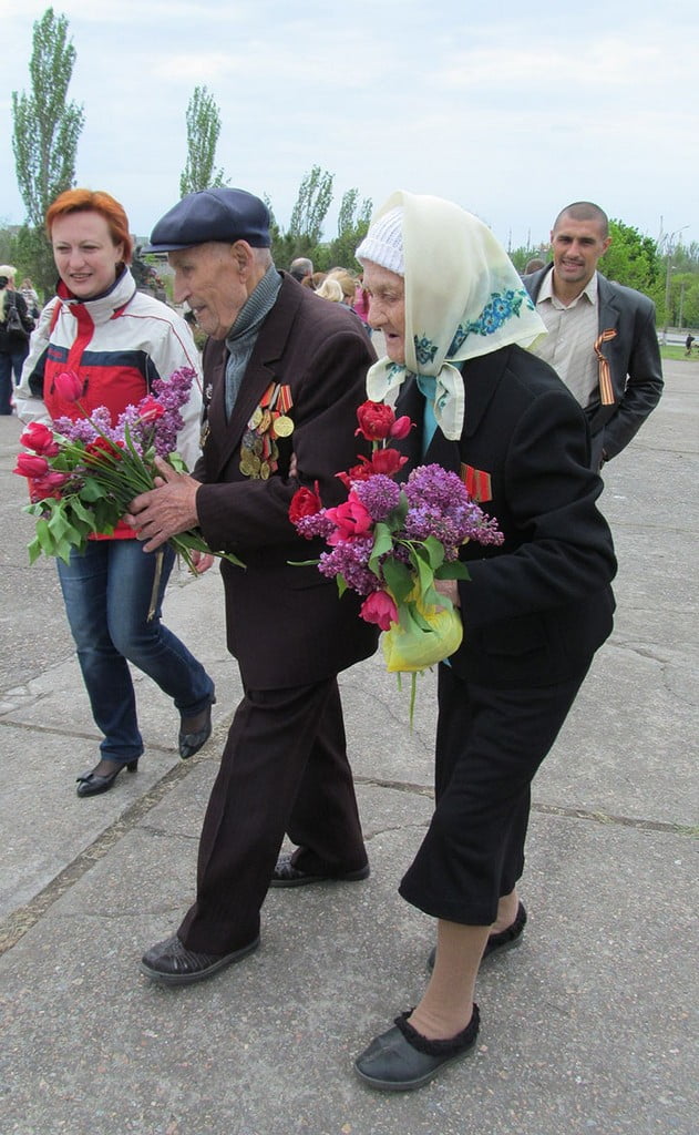 Возложение цветов к мемориалу Вечный огонь в Бердянске 2014