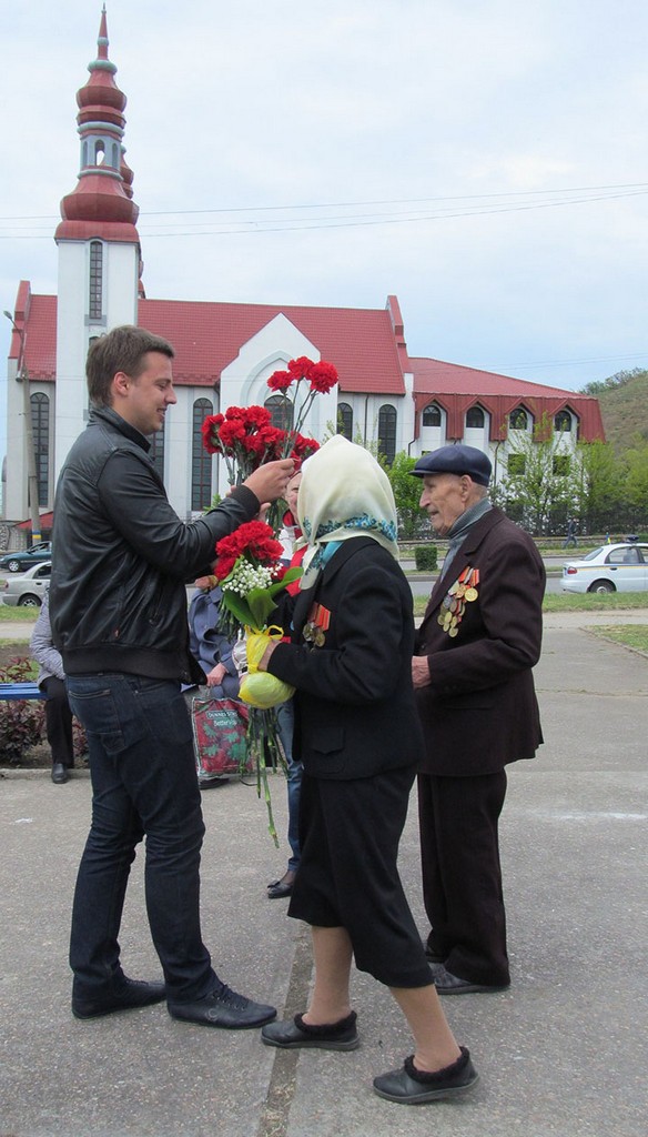 Возложение цветов к мемориалу Вечный огонь в Бердянске 2014