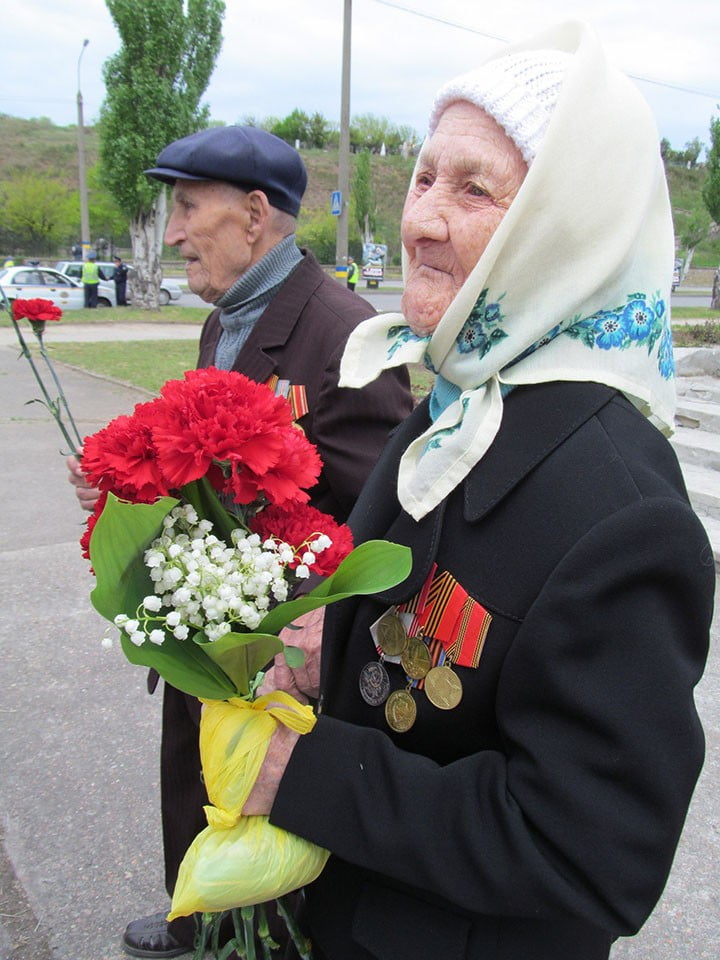 Возложение цветов к мемориалу Вечный огонь в Бердянске 2014