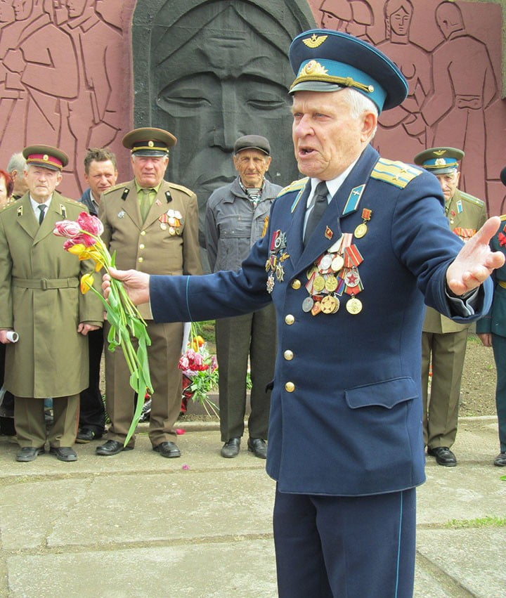 Возложение цветов к мемориалу Вечный огонь в Бердянске 2014