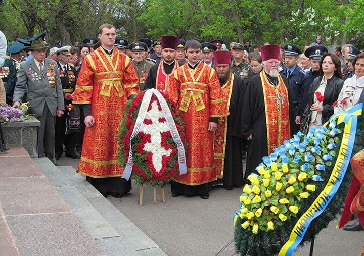 Возложение цветов к памятнику неизвестному солдату