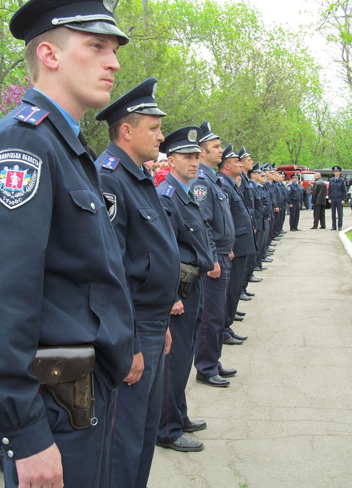 Возложение цветов к памятнику неизвестному солдату