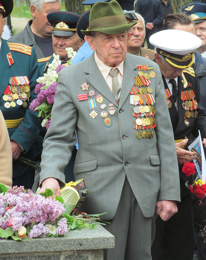 Возложение цветов к памятнику неизвестному солдату