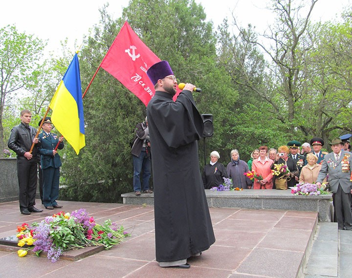 Возложение цветов к памятнику неизвестному солдату