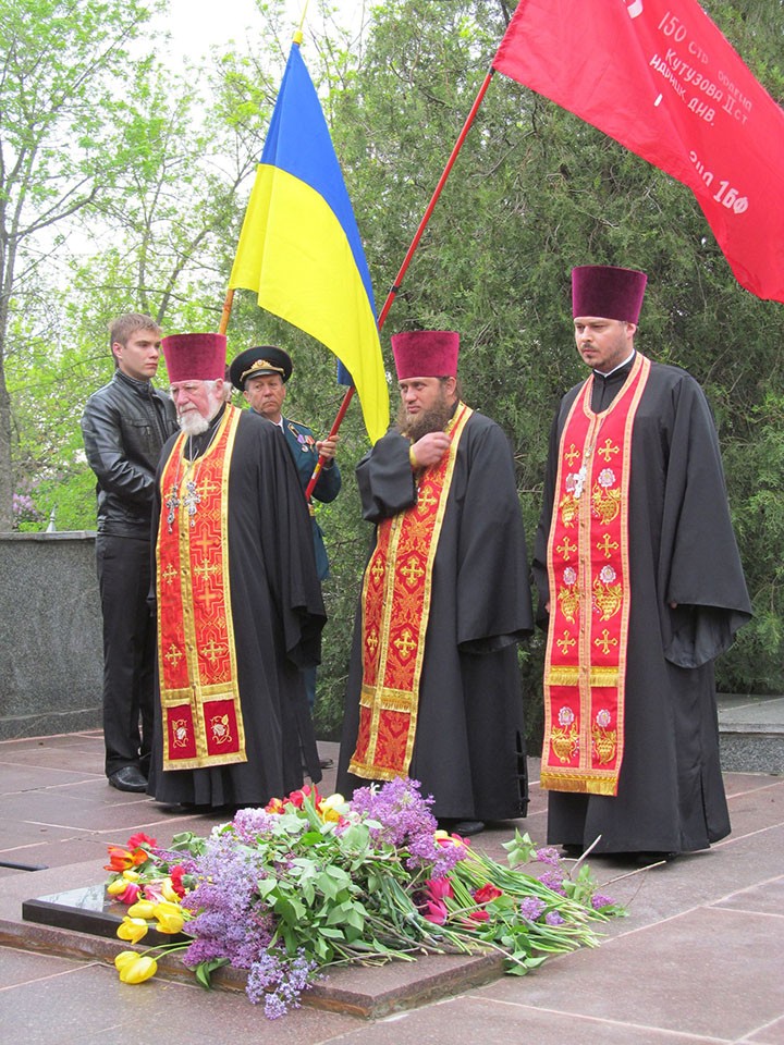 Возложение цветов к памятнику неизвестному солдату