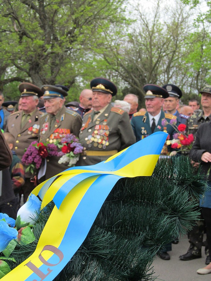 Возложение цветов к памятнику неизвестному солдату