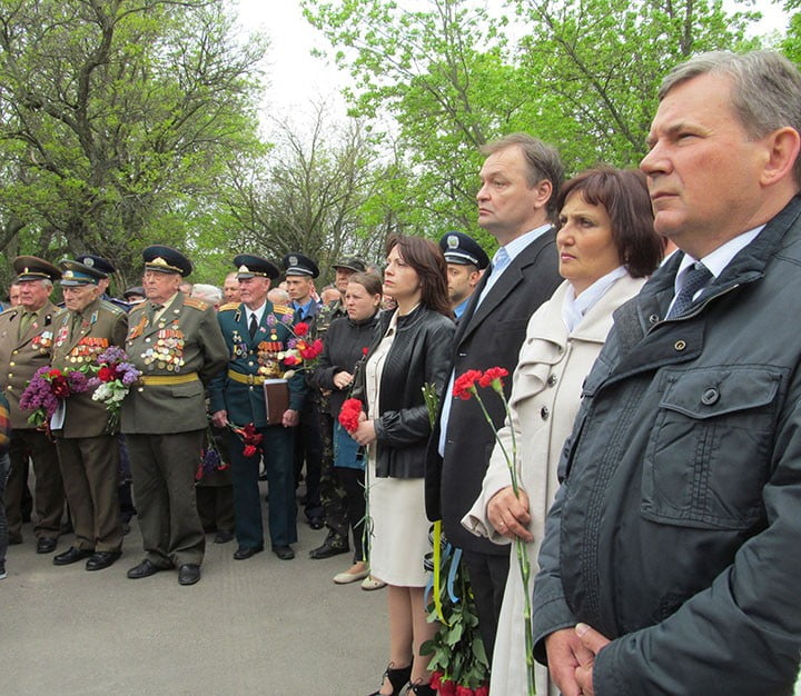 Возложение цветов к памятнику неизвестному солдату