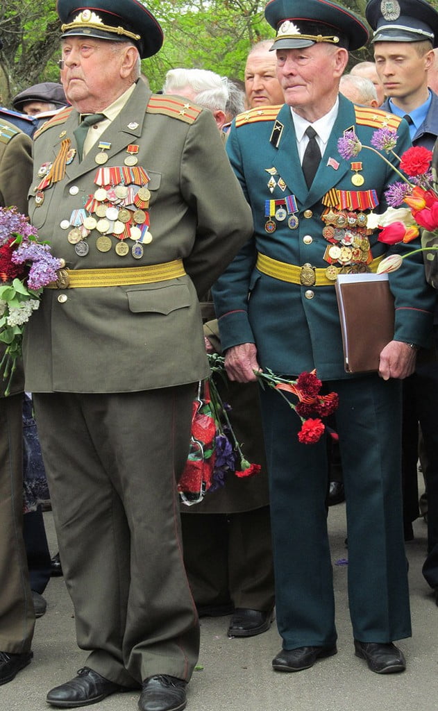 Возложение цветов к памятнику неизвестному солдату