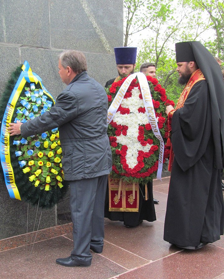 Возложение цветов к памятнику неизвестному солдату