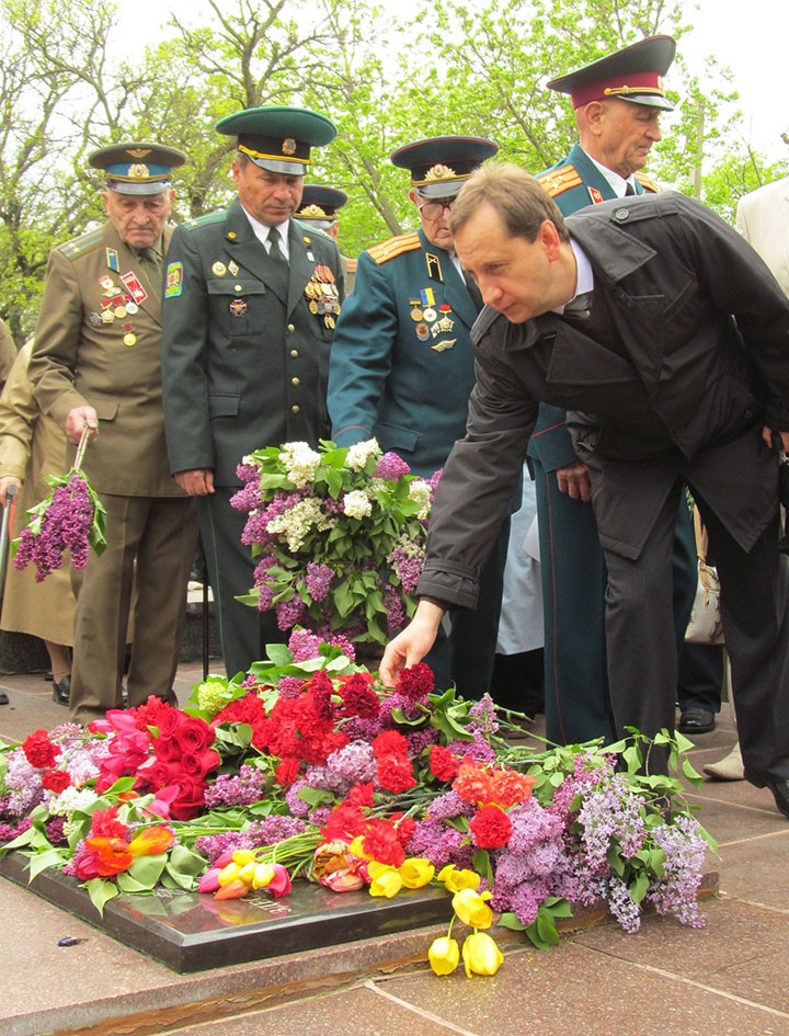 Возложение цветов к памятнику неизвестному солдату
