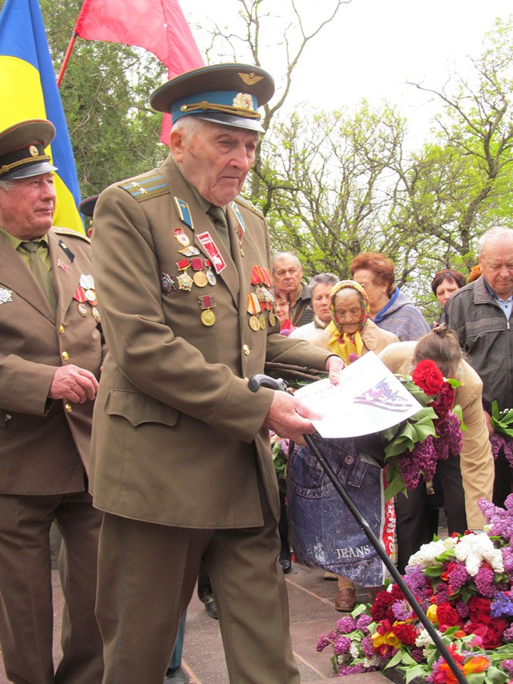 Возложение цветов к памятнику неизвестному солдату